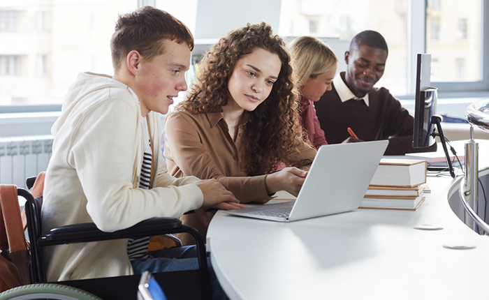 Un groupe d'étudiants travaillant sur des ordinateurs portables