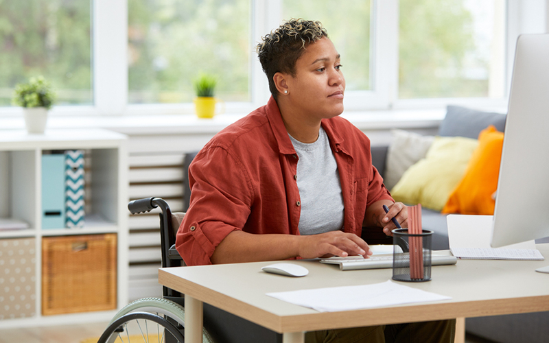 Une femme travaillant sur un ordinateur à un bureau